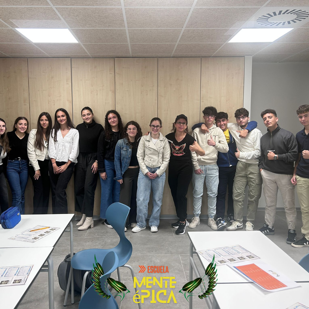 Foto de grupo de alumnos y Eva tras el taller
