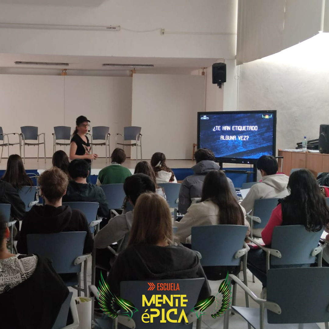 Taller en un centro educativo: charla ante alumnos sentados